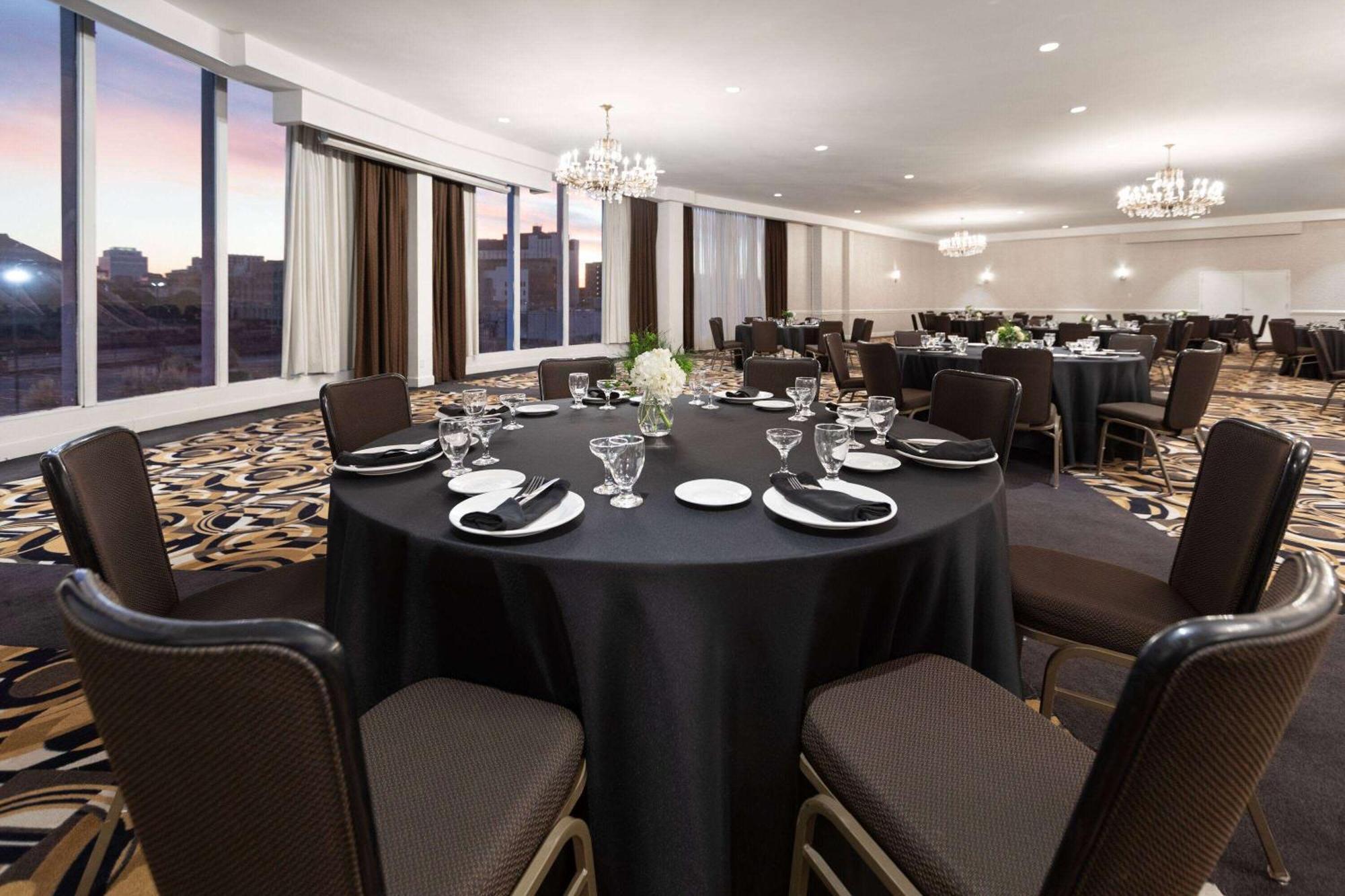 วินด์แฮม การ์เดน นอร์ฟอล์ค ดาวน์ทาวน์ Hotel นอร์ฟอล์ก ภายนอก รูปภาพ