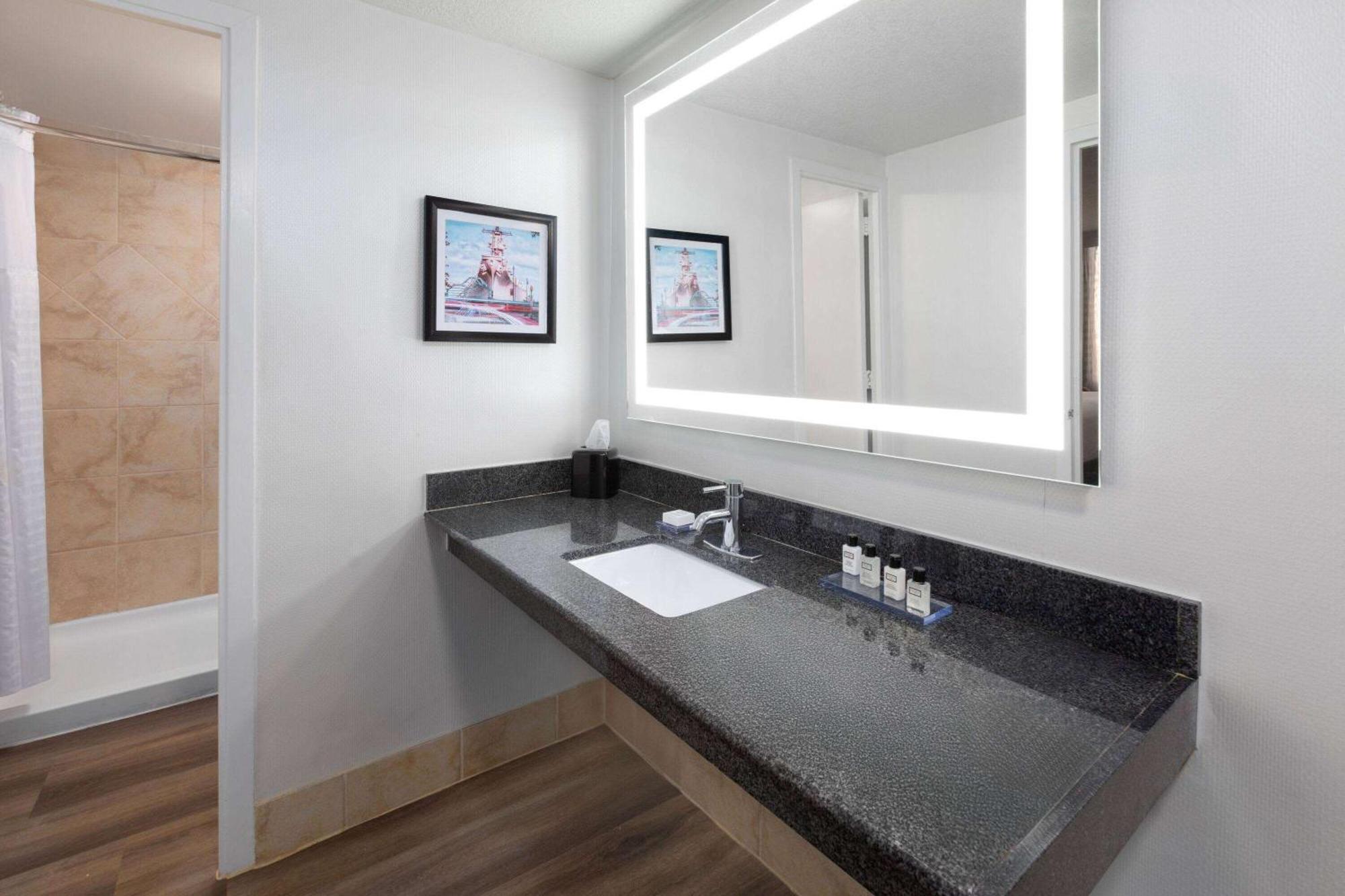 วินด์แฮม การ์เดน นอร์ฟอล์ค ดาวน์ทาวน์ Hotel นอร์ฟอล์ก ภายนอก รูปภาพ
