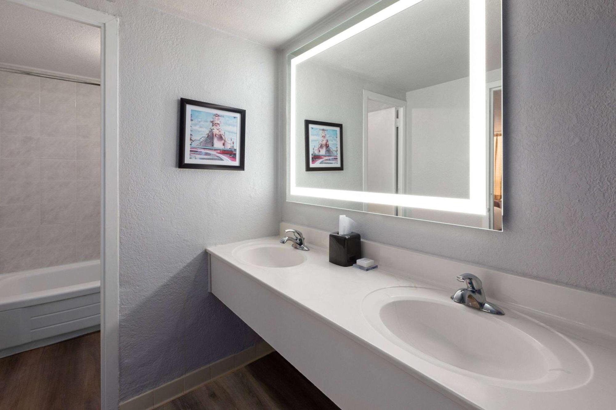 วินด์แฮม การ์เดน นอร์ฟอล์ค ดาวน์ทาวน์ Hotel นอร์ฟอล์ก ภายนอก รูปภาพ