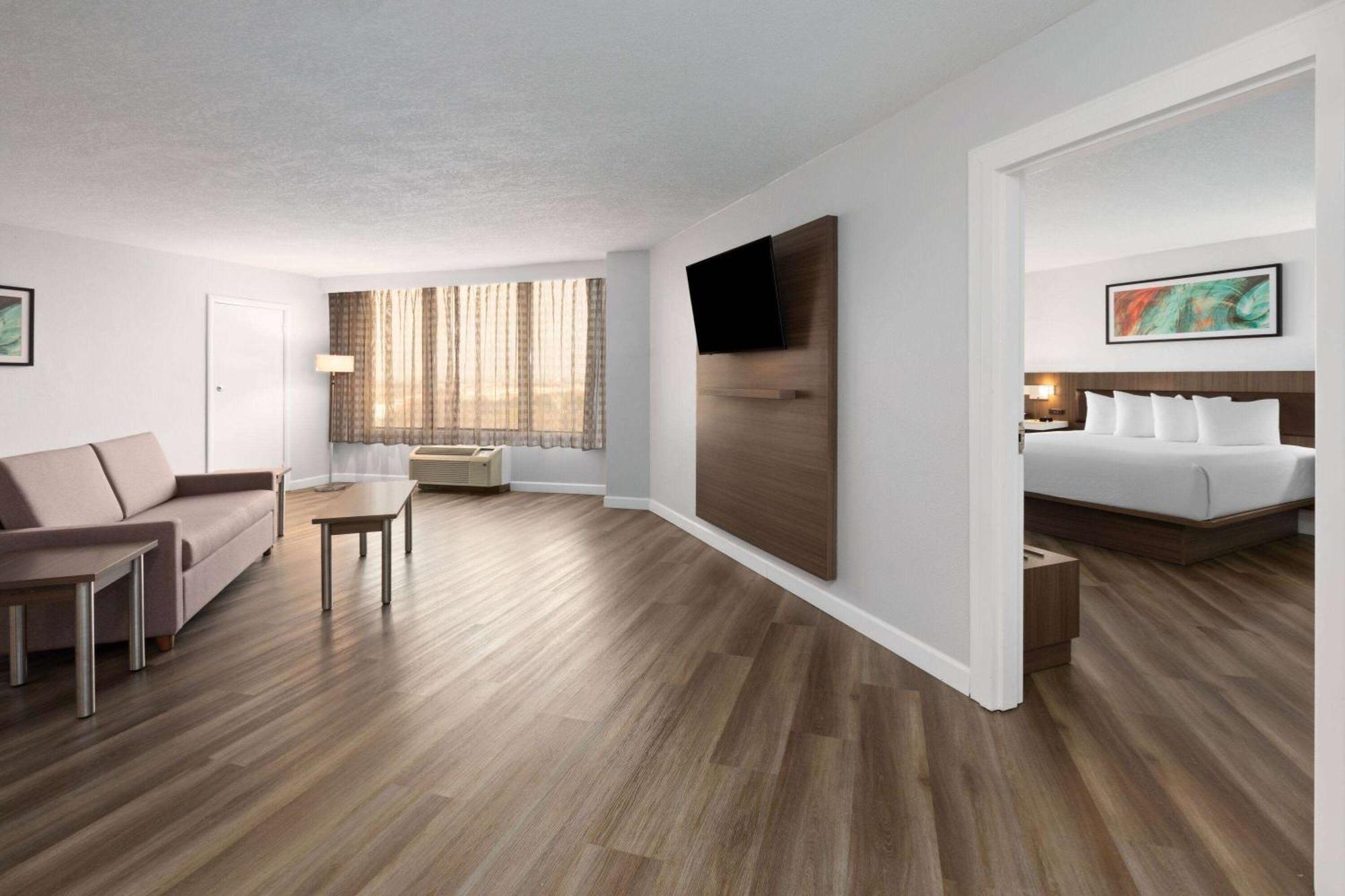 วินด์แฮม การ์เดน นอร์ฟอล์ค ดาวน์ทาวน์ Hotel นอร์ฟอล์ก ภายนอก รูปภาพ