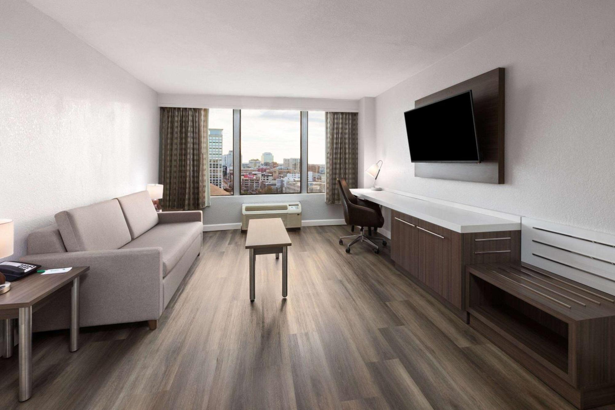 วินด์แฮม การ์เดน นอร์ฟอล์ค ดาวน์ทาวน์ Hotel นอร์ฟอล์ก ภายนอก รูปภาพ