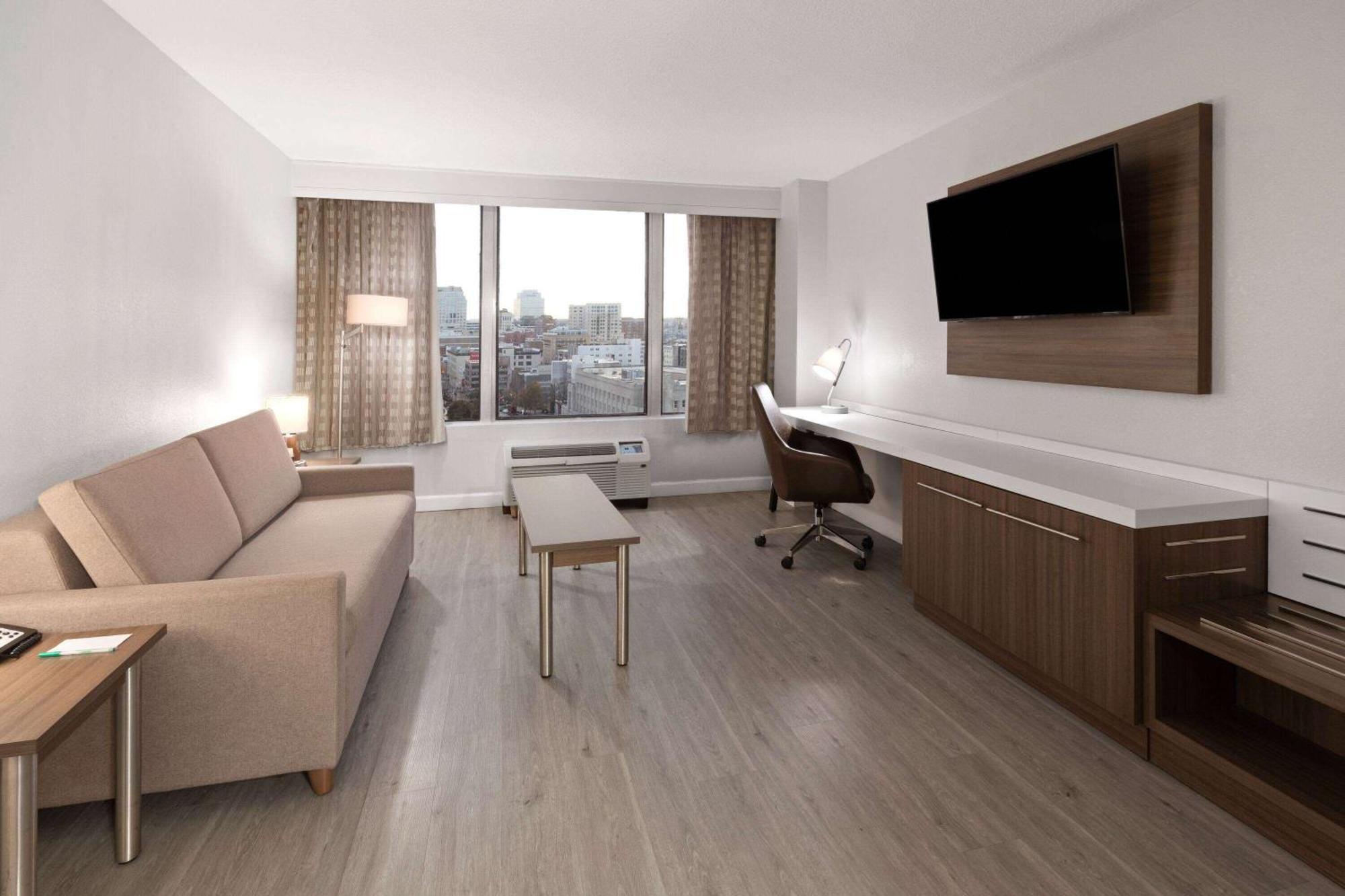 วินด์แฮม การ์เดน นอร์ฟอล์ค ดาวน์ทาวน์ Hotel นอร์ฟอล์ก ภายนอก รูปภาพ