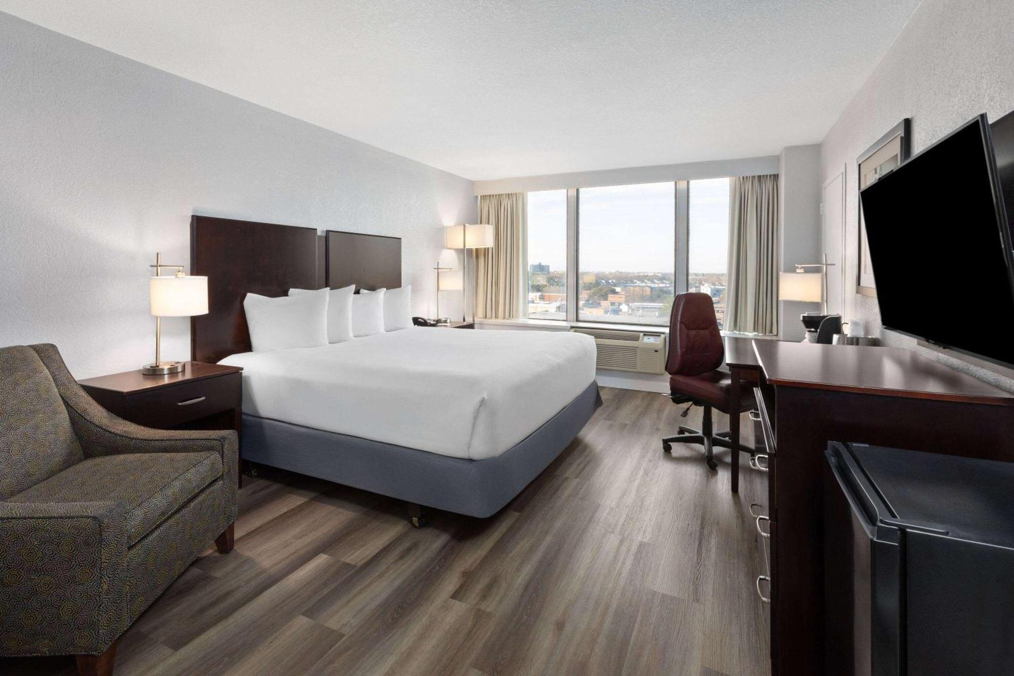วินด์แฮม การ์เดน นอร์ฟอล์ค ดาวน์ทาวน์ Hotel นอร์ฟอล์ก ภายนอก รูปภาพ